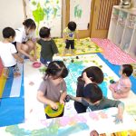 お部屋中で絵の具遊び☆
